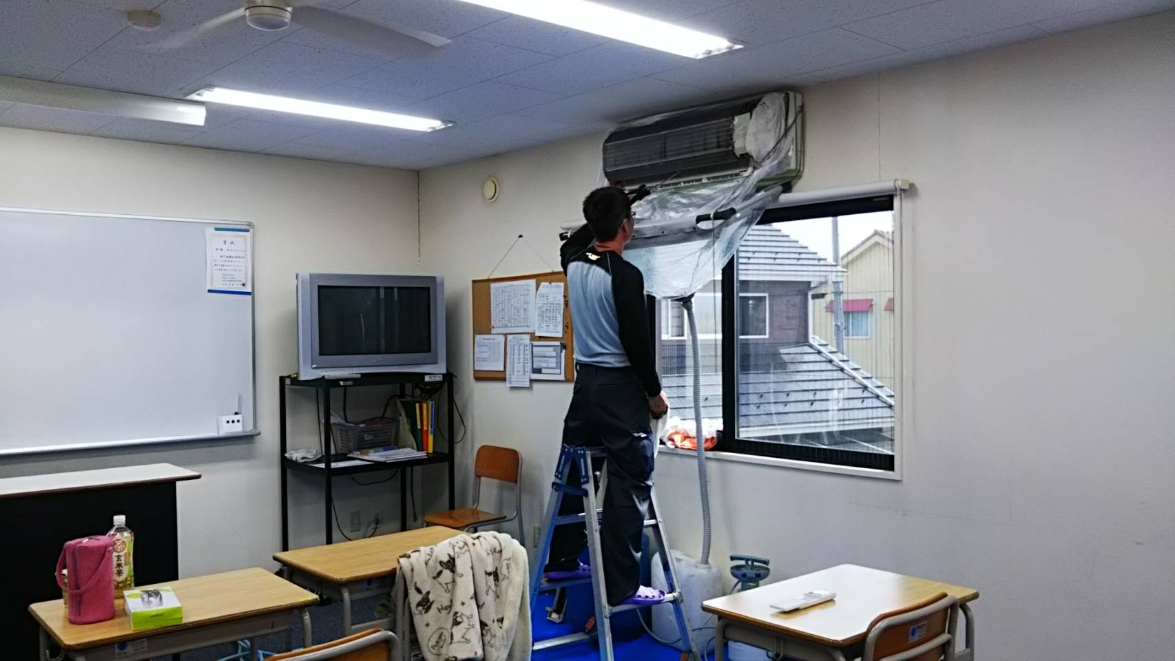 甲斐市の専門学校の壁掛けエアコンクリーニング