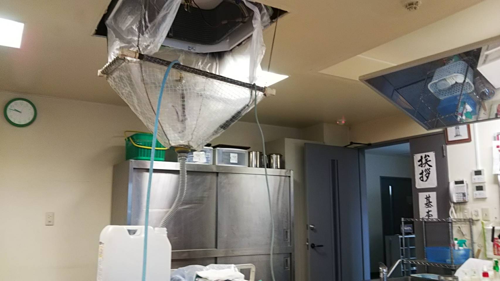 厨房の天井カセットエアコン洗浄