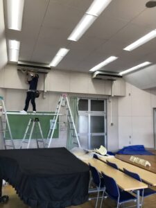 私立学校の音楽室　天吊りエアコン分解洗浄