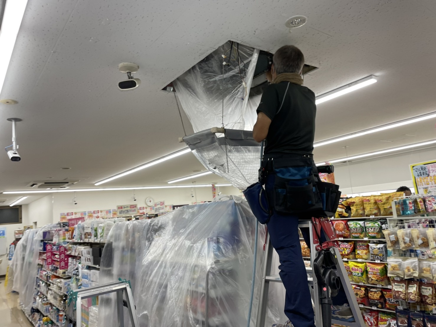 コンビニの天井ｶｾｯﾄｴｱｺﾝ洗浄及び、ドレンポンプ交換